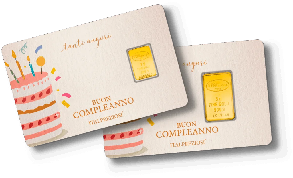 Il set Compleanno comprende due biglietti di auguri italiani con illustrazioni di torte e lingotti d'oro incastonati. Ciascun biglietto reca sul fronte il testo "Buon Compleanno" e "ITALPREZIOSI".
