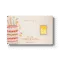 Compleanno: un biglietto di compleanno con una torta illustrata, candeline, coriandoli vivaci, le frasi "tanti auguri" e "Buon Compleanno" e un piccolo lingotto d'oro incastonato sul lato destro.