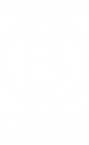 Logo bianco della Certificazione B Corporation su sfondo trasparente, con una grande lettera B all'interno di un cerchio. Le parole Certificazione e Corporation appaiono rispettivamente sopra e sotto il cerchio.