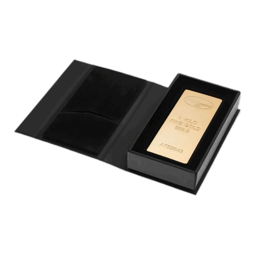 Il Lingotto Oro da 1 kg, con iscrizione, è esposto in una scatola di presentazione nera aperta con interno in velluto e tasca sul lato sinistro.