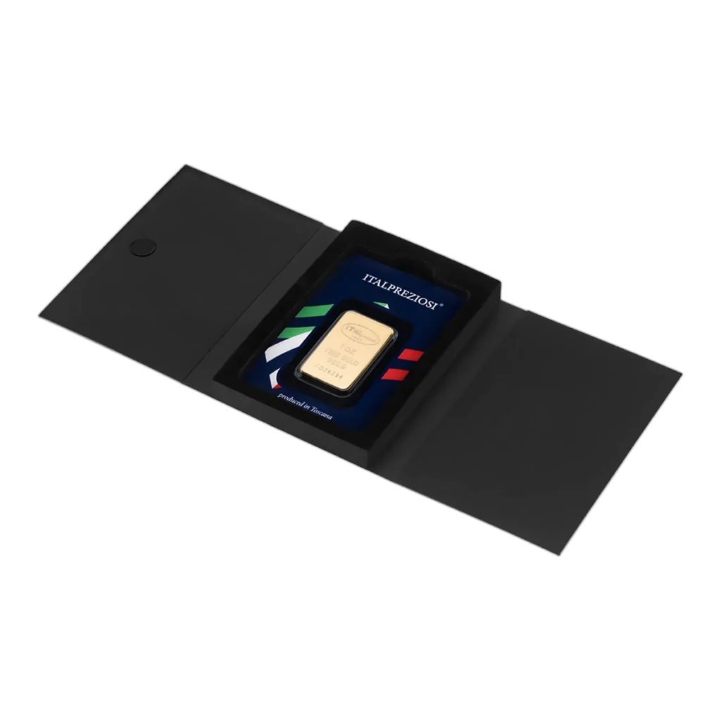 Un Lingote de oro 1 onza en un estuche protector con los colores de la bandera italiana, expuesto dentro de una carpeta negra abierta.