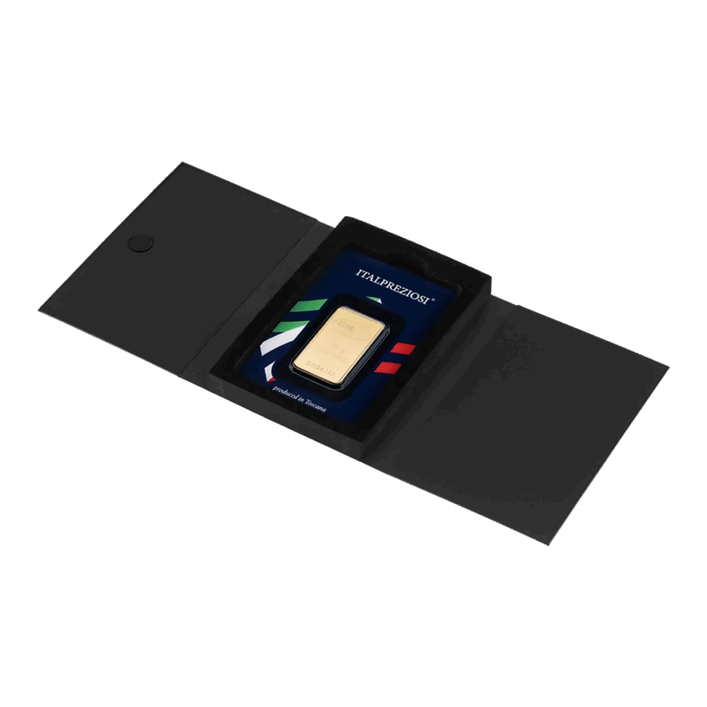 Il Lingotto Oro 20gr viene fornito in un supporto protettivo di plastica, presentato in una cartella nera aperta con chiusura magnetica e confezione interna decorata con strisce rosse, bianche e verdi.