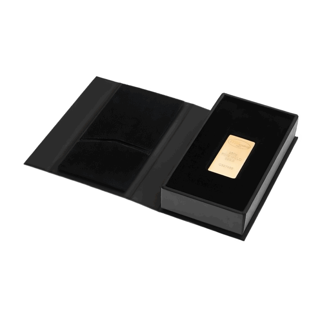 Il Lingotto Oro 250gr è un cofanetto nero con un lingotto d'oro all'interno, esposto in un astuccio a libro aperto con un interno foderato in velluto e una tasca sul lato sinistro.