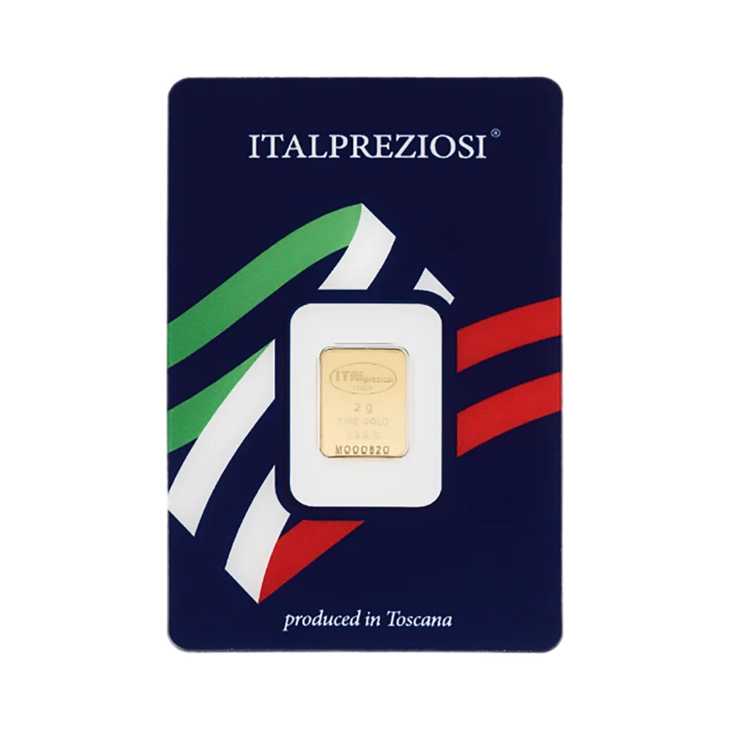 El Lingote de oro 2gr es un lingote de oro en una tarjeta azul con el logotipo de Italpreziosi, franjas verdes, blancas y rojas de la bandera italiana, y "producido en Toscana" en la parte inferior.