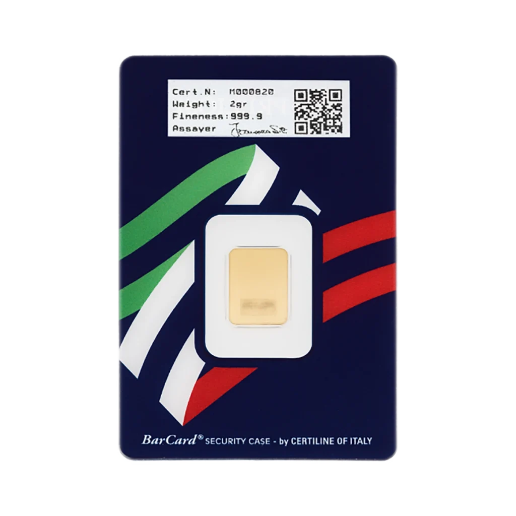 El Lingote de oro 2gr va precintado en una tarjeta de seguridad rectangular de color azul oscuro con franjas blancas, verdes y rojas, además de un código QR. La tarjeta incluye detalles como el número de tarjeta, el peso, la finura y la firma del ensayador.