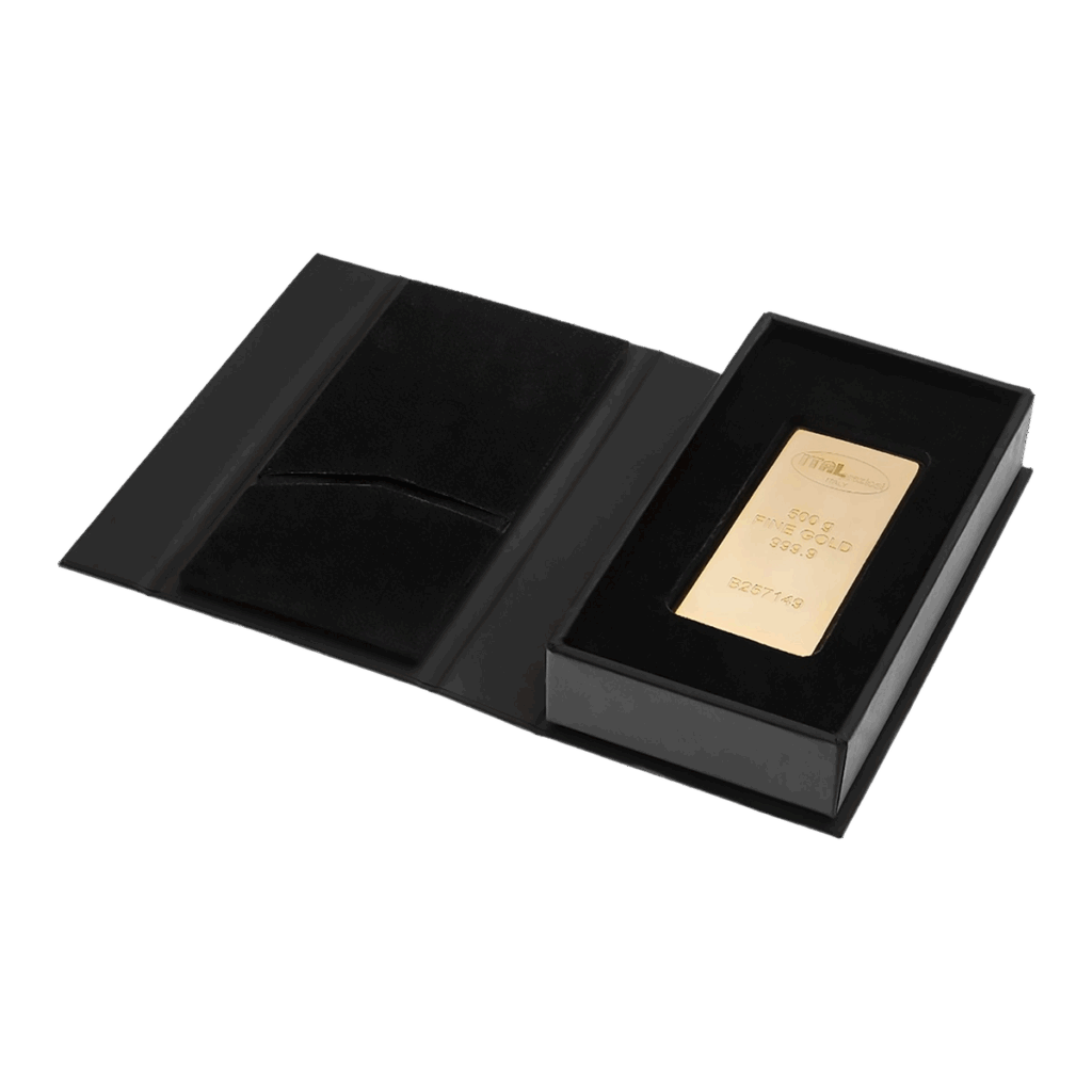 Il Lingotto Oro 500gr è presentato in una scatola nera con un interno morbido e vellutato e una tasca sul lato sinistro.