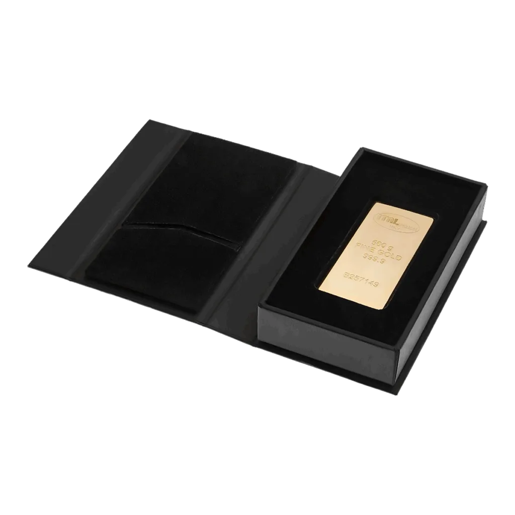Il Lingotto Oro 500gr è presentato in una scatola nera con un interno morbido e vellutato e una tasca sul lato sinistro.