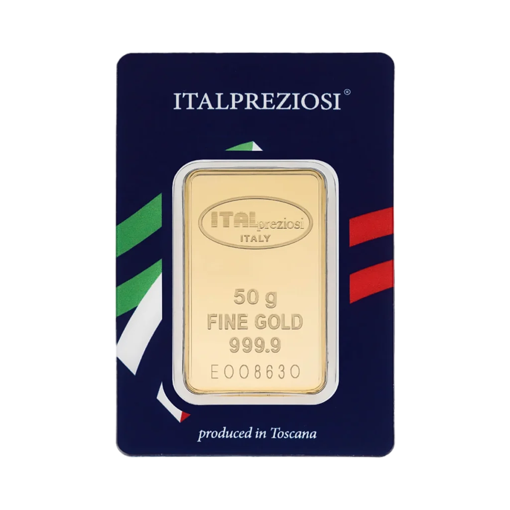 El Lingote de oro 50 gr, un lingote de oro fino 999,9 de Italpreziosi, está encerrado en un soporte azul con los colores de la bandera italiana y la marca ITALPREZIOSI sobre el lingote, con la inscripción "Producido en Toscana" impresa debajo.