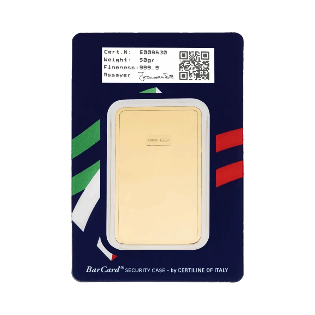 Il Lingotto Oro 50gr è un lingotto d'oro da 50 grammi sigillato in una custodia di sicurezza rettangolare con dettagli di certificazione, che mostra i colori della bandiera italiana - verde, bianco e rosso - su uno sfondo blu navy.