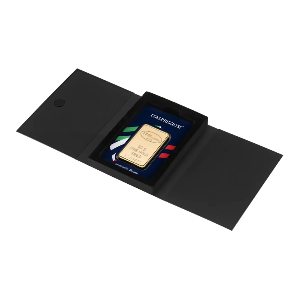 El Lingote de oro 50gr es un lingote de oro en una tarjeta expositora negra y azul con los colores de la bandera italiana, que se muestra dentro de una carpeta negra abierta. En el embalaje figura el texto ITALPREZIOSI.