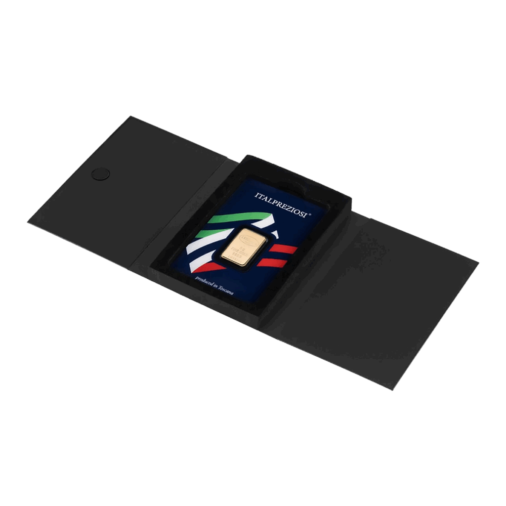 Il Lingotto Oro 5gr è esposto in un contenitore rettangolare nero aperto con un'aletta sul lato sinistro, racchiuso in un certificato blu, bianco, verde e rosso.
