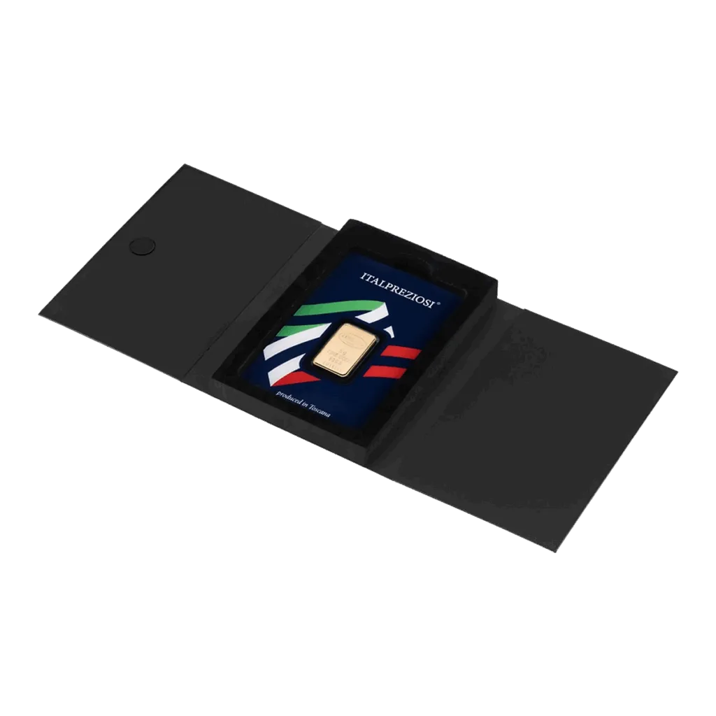 Il Lingotto Oro 5gr è esposto in un contenitore rettangolare nero aperto con un'aletta sul lato sinistro, racchiuso in un certificato blu, bianco, verde e rosso.
