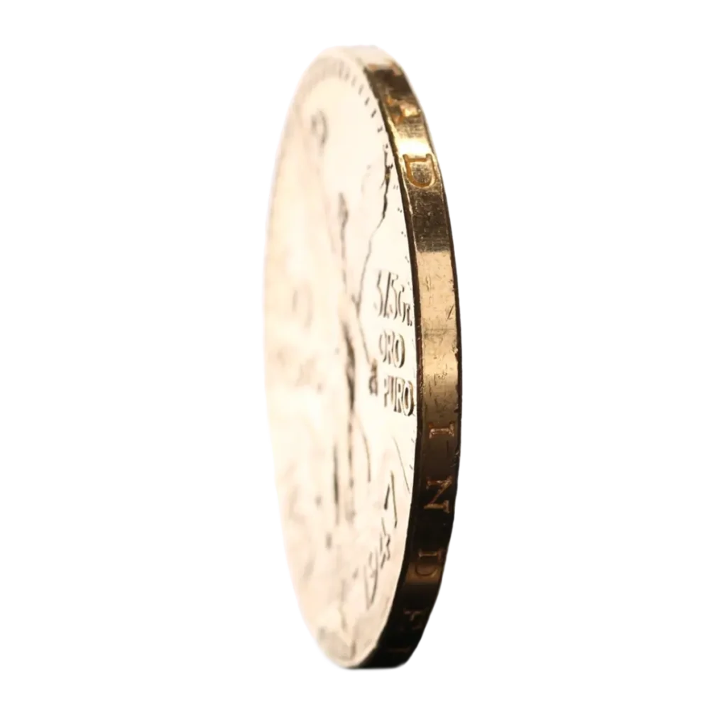 Una moneda de oro de 50 Pesos Mexicanos Oro 1821-1947 está de canto sobre un fondo blanco, con un movimiento borroso a la derecha, que sugiere movimiento o giro.