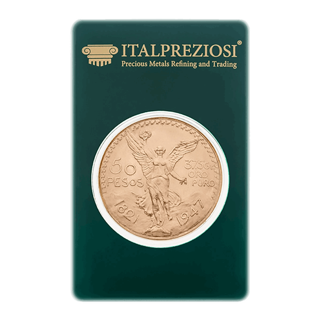 Una moneta d'oro da 50 Pesos del Messico con la Vittoria alata è mostrata nella confezione verde Italpreziosi con la dicitura Precious Metals Refining and Trading.