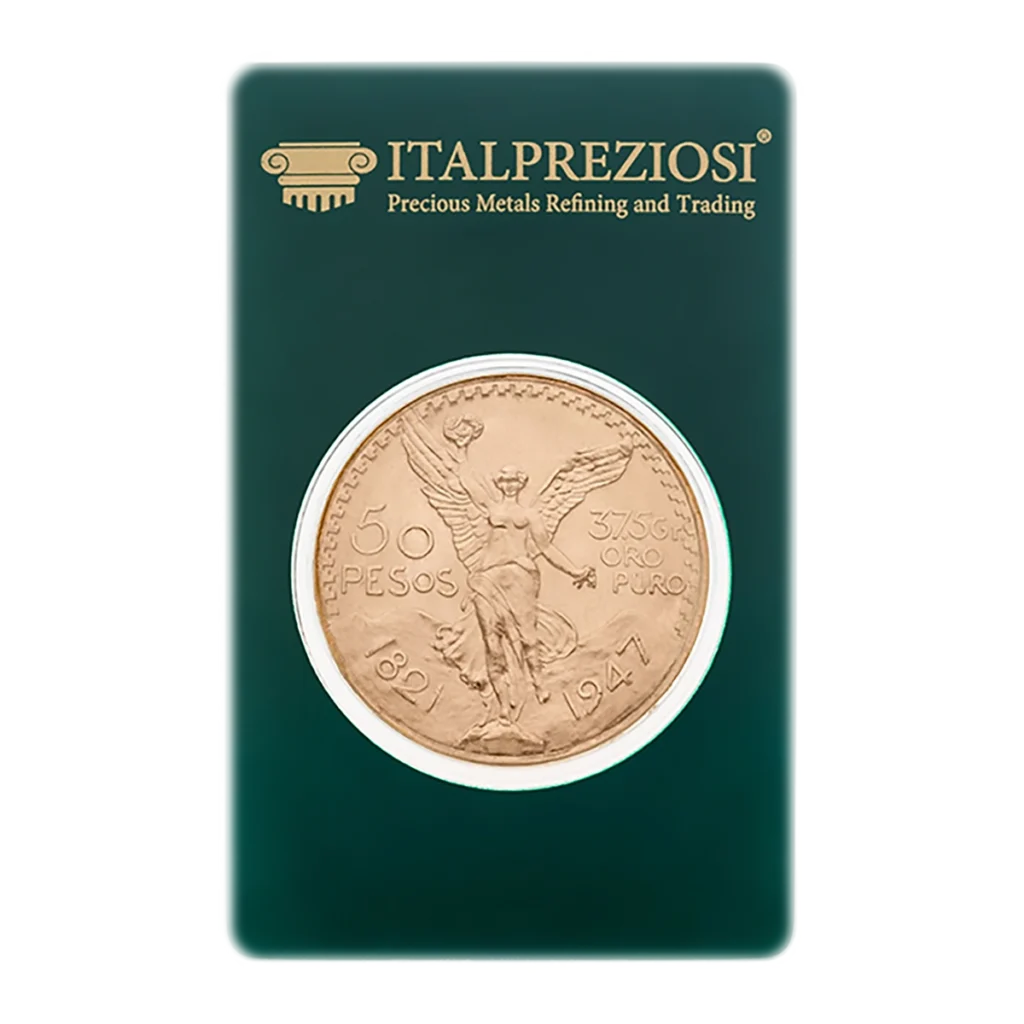 Moneda de oro de 50 Pesos de México de 1947, envuelta en un embalaje verde de Italpreziosi, con la Victoria alada, inscripciones sobre el valor y el peso, y detalles decorativos.