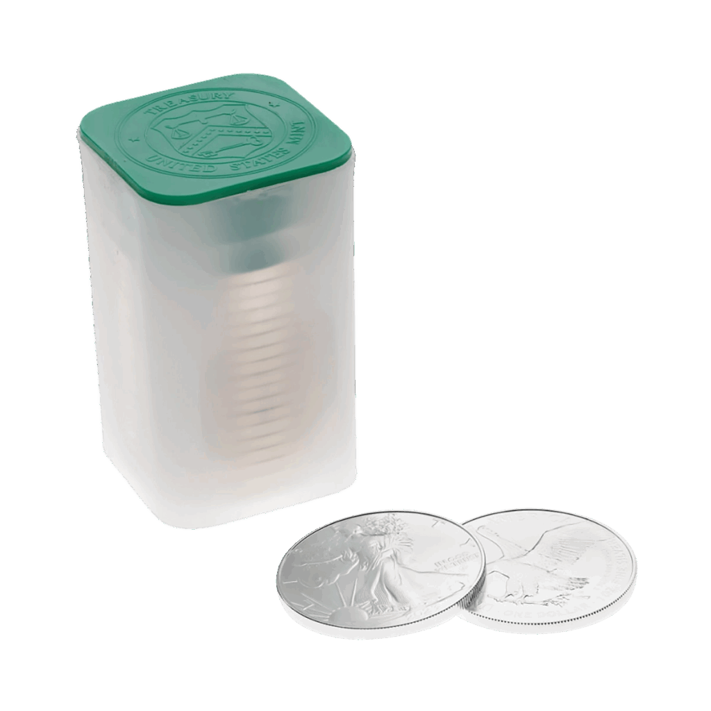 Un tubo di plastica traslucida con coperchio verde contiene monete d'argento American Eagle impilate, mentre due monete d'argento dal design intricato sono esposte davanti su uno sfondo bianco.