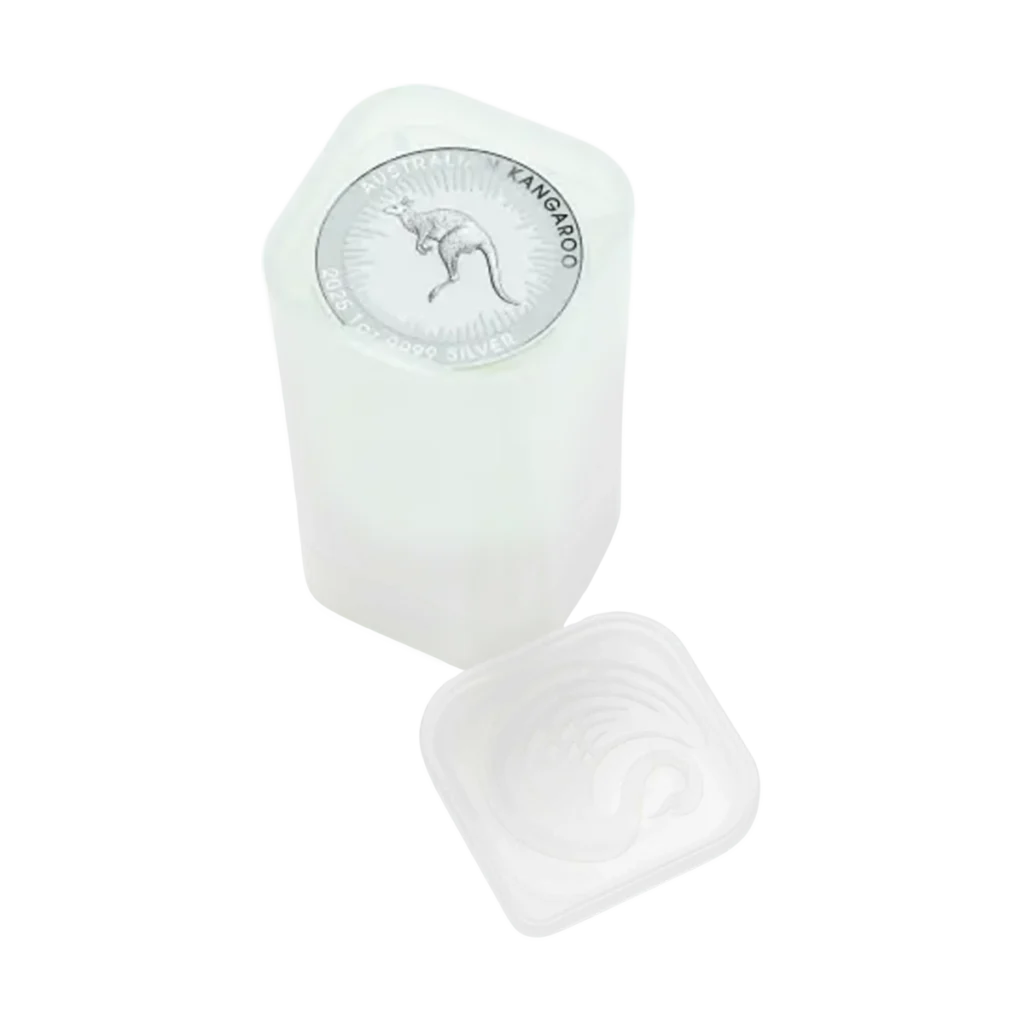 Un recipiente cilíndrico de plástico contiene monedas de plata Canguro Plata 2025 de 1 onza, con la moneda superior que muestra un diseño de canguro. La tapa del recipiente está quitada y colocada al lado.