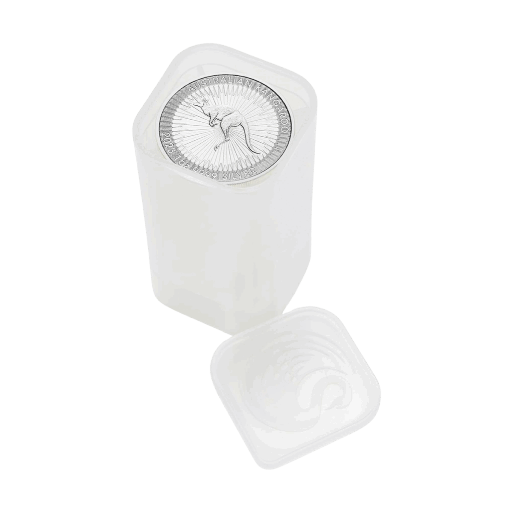Un tubo traslucido, rimosso il coperchio, rivela una pila di pepite australiane d'argento, la cui moneta superiore presenta il disegno di un'antilope.