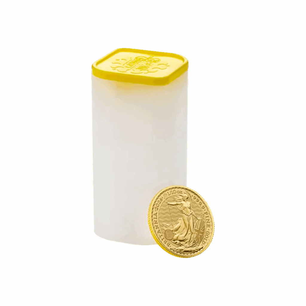 Una moneta d'oro, con l'etichetta "1/10 oz Britannia Oro 2026 - Re Carlo III", raffigurante una figura in piedi con uno scudo, è esposta davanti a un contenitore di plastica bianca con coperchio giallo.