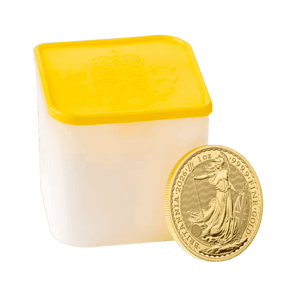 Una moneta d'oro, con l'etichetta "1 oz Britannia Oro 2026 - Re Carlo III", raffigurante una figura in piedi con uno scudo, è esposta davanti a un contenitore di plastica bianca con coperchio giallo.