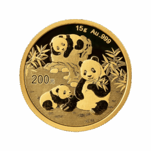 Il Panda Cinese Oro 2025 da 15 g è una moneta d'oro Au.999, 200 yuan che raffigura tre panda giocosi tra i bambù con iscrizioni cinesi, un panda con in mano germogli di bambù.