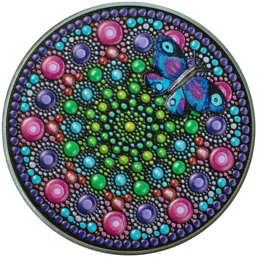 El Palau 2023 Arte de Puntos: Flor con Mariposa 3 oz Plata presenta un mandala circular con vibrantes motivos punteados en verde, azul, morado y rosa y una detallada mariposa azul-púrpura a la derecha.