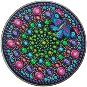 Il Palau 2023 Arte Puntinista: Fiore con Farfalla 3 oz Argento presenta un vivace disegno a punti in stile mandala con cerchi concentrici verdi, blu, rosa e viola e una farfalla blu-viola sul lato destro.
