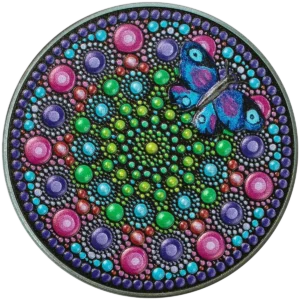 El Palau 2023 Arte de Puntos: Flor con Mariposa 3 oz Plata presenta un mandala circular con vibrantes motivos punteados en verde, azul, morado y rosa y una detallada mariposa azul-púrpura a la derecha.