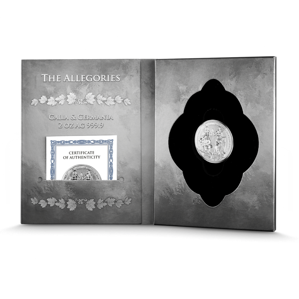 Una teca aperta con l'etichetta "Le Allegorie" contiene la moneta d'argento 2023 Allegorie: Gallia e Germania 2 oz Argento Fior di Conio sulla destra e un certificato di autenticità sulla sinistra, con motivi decorativi a foglia che adornano la teca.