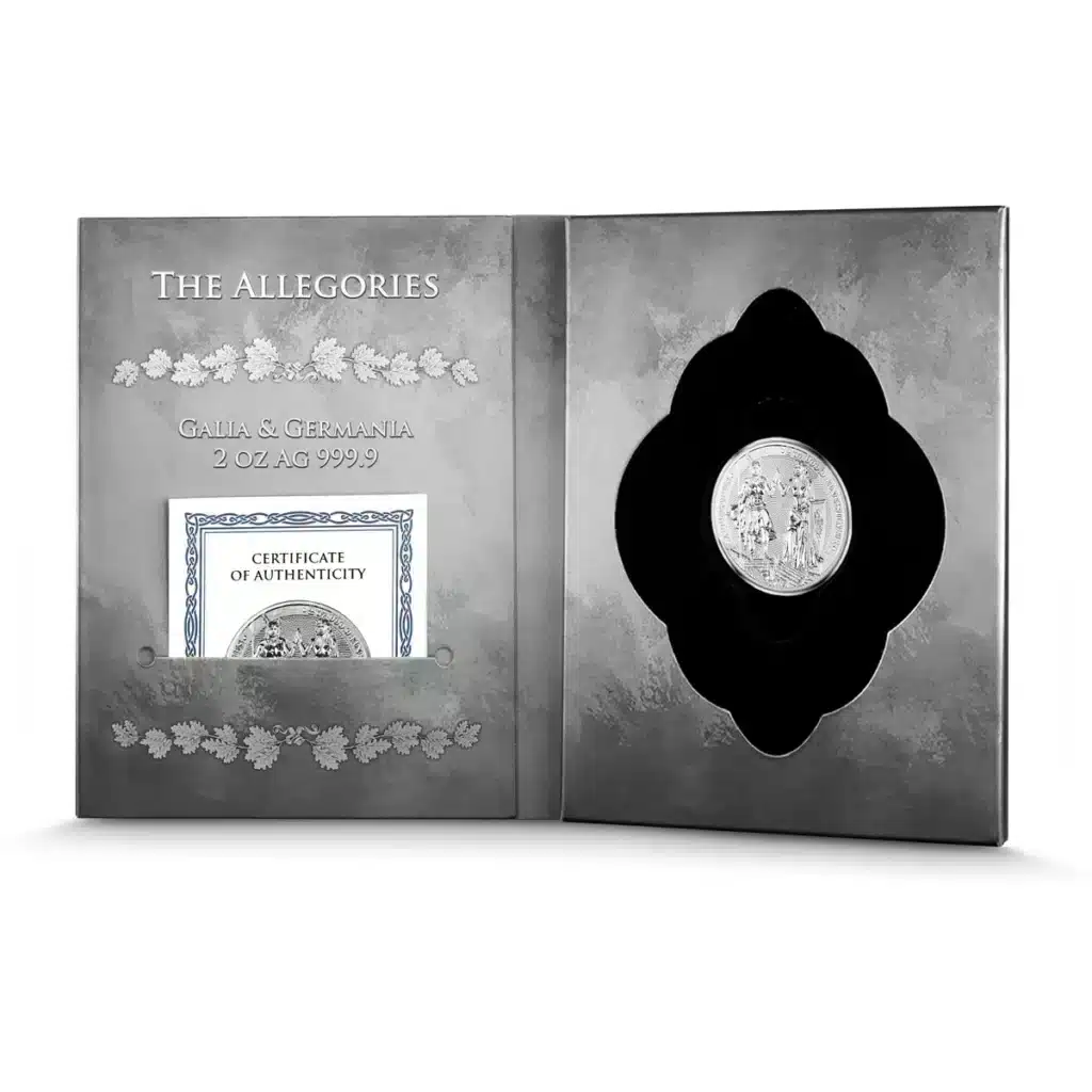 Una vitrina de plata abierta presenta una moneda conmemorativa a la derecha y un certificado de autenticidad a la izquierda, con la etiqueta 2023 Alegorías: Galia y Germania 2 oz Plata BU.
