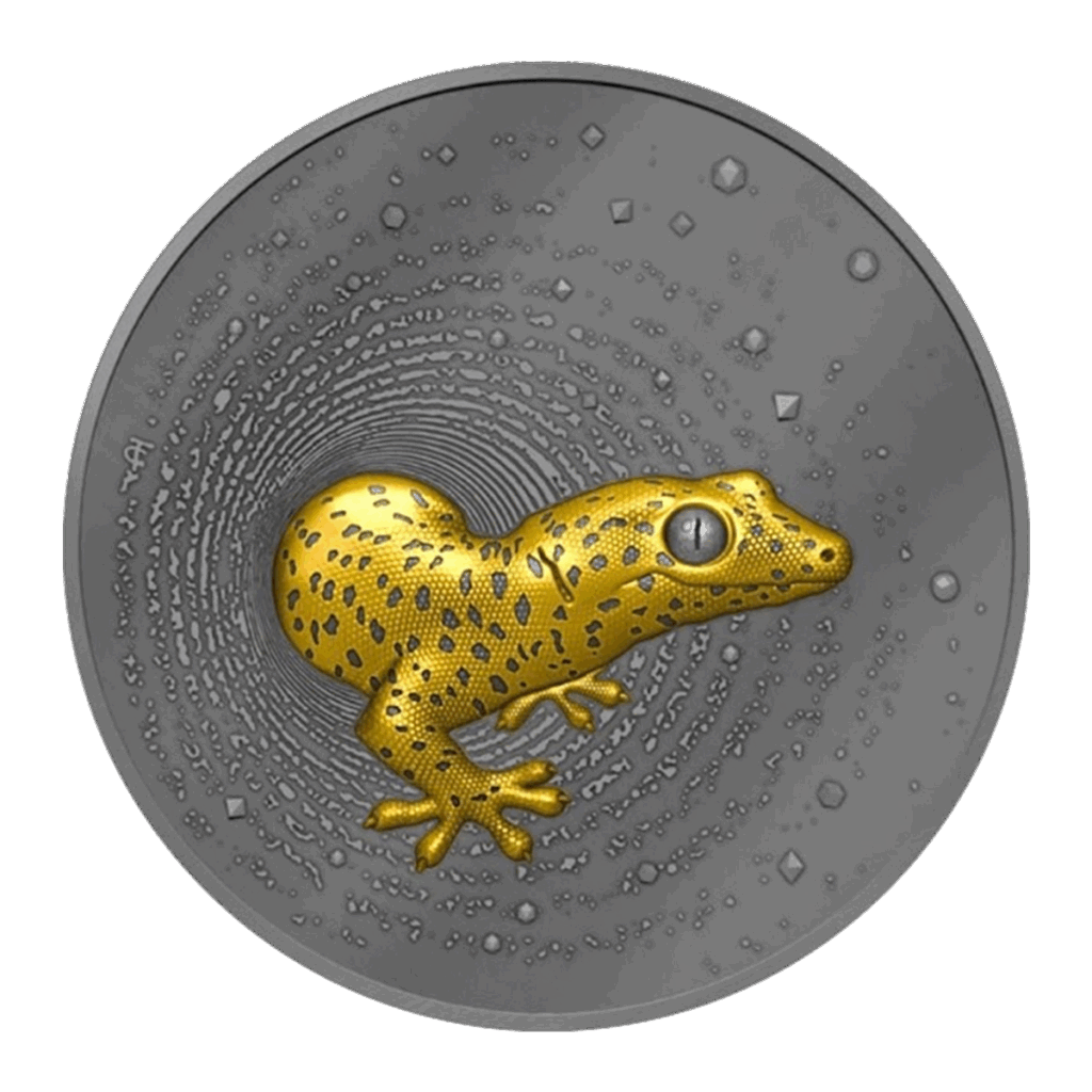 La moneta d'argento Camerun 2023 Geco 2 oz Argento Dorato Scuro UHR mostra un geco color oro in rilievo con macchie nere che si insinuano attraverso un motivo circolare concentrico e strutturato.