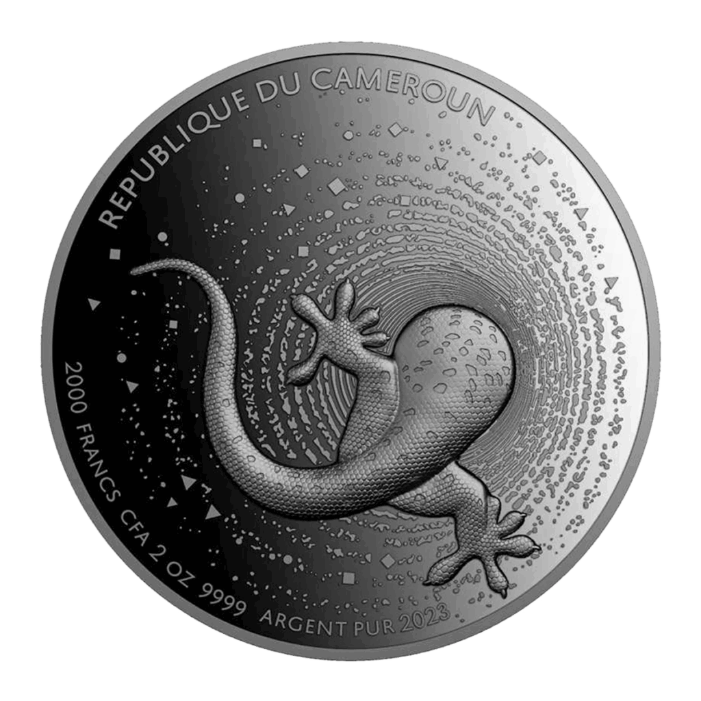 Il Camerun 2023 Geco 2 oz Argento Proof UHR è una moneta d'argento che raffigura un geco dettagliato al centro, con motivi geometrici vorticosi e iscrizioni: "REPUBLIQUE DU CAMEROUN", "2000 FRANCS CFA", "2 OZ 9999 ARGENT PUR" e "2023".