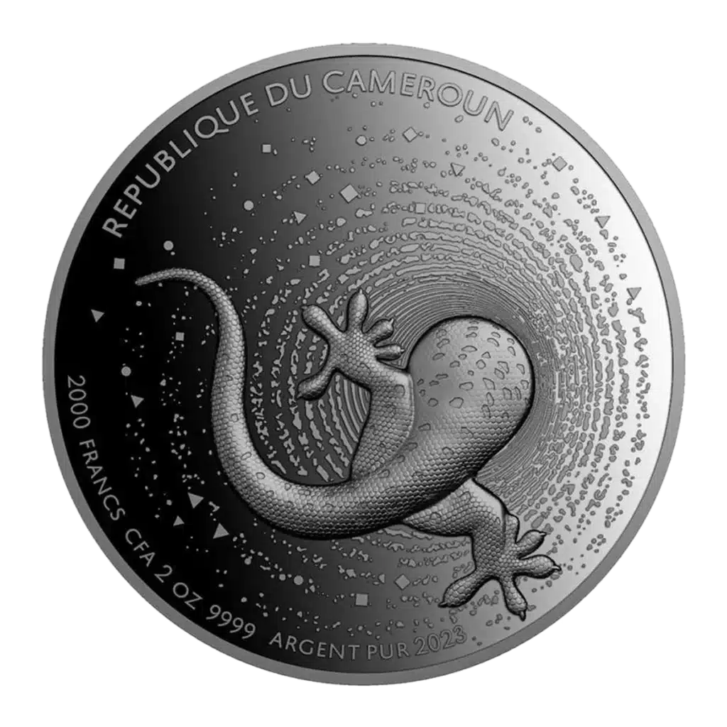 La moneda Camerún 2023 Gecko 2 oz Plata Proof UHR presenta un detallado gecko central, motivos geométricos y espirales, con inscripciones de REPUBLIQUE DU CAMEROUN, denominación, peso y año 2023.