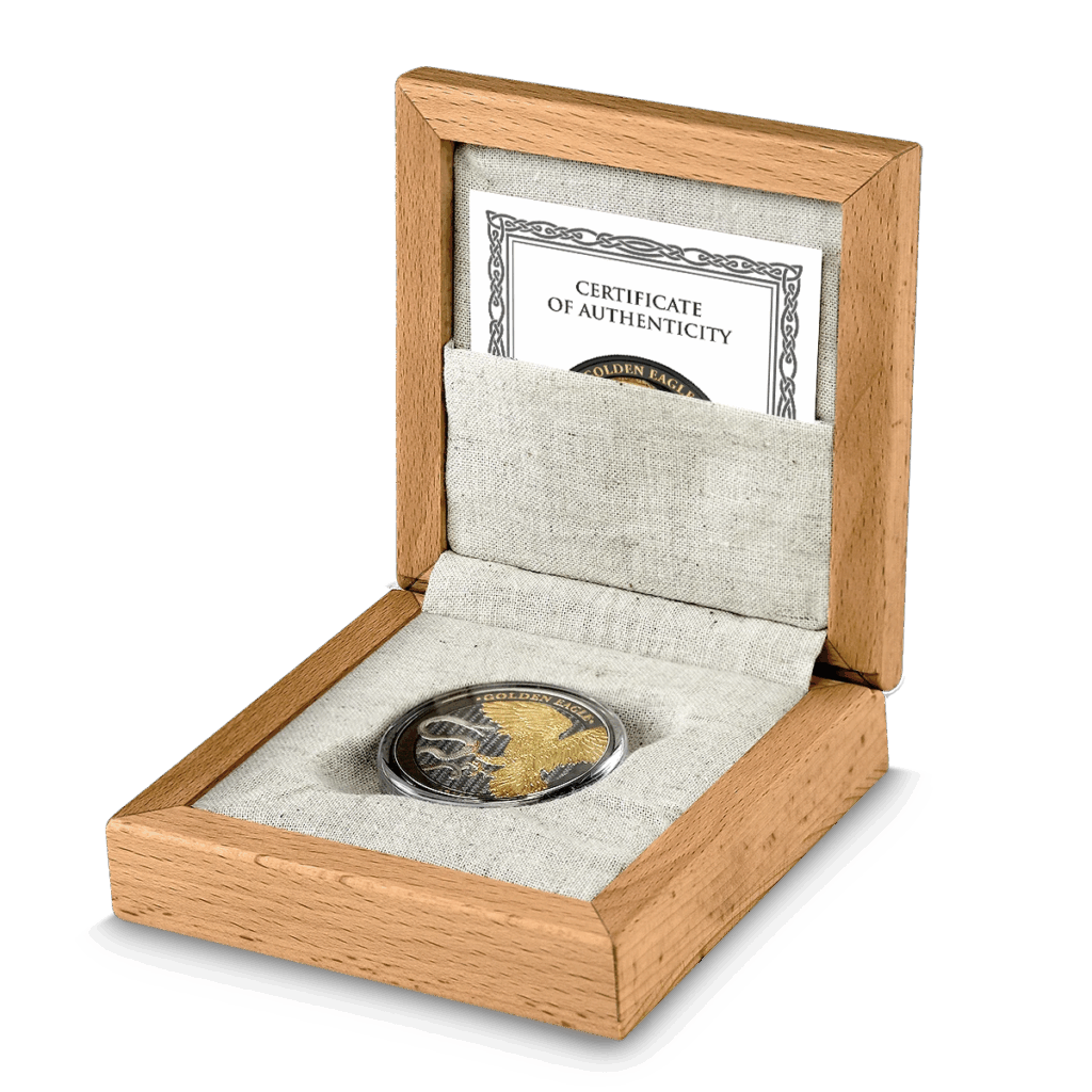 La moneta Prime Bullion - 2024 Malta Golden Eagle 5 Euro 1 oz Argento BU Edizione Limitata è presentata in un cofanetto di legno chiaro rivestito di tessuto beige, con un certificato di autenticità dietro la moneta all'interno dell'astuccio aperto.