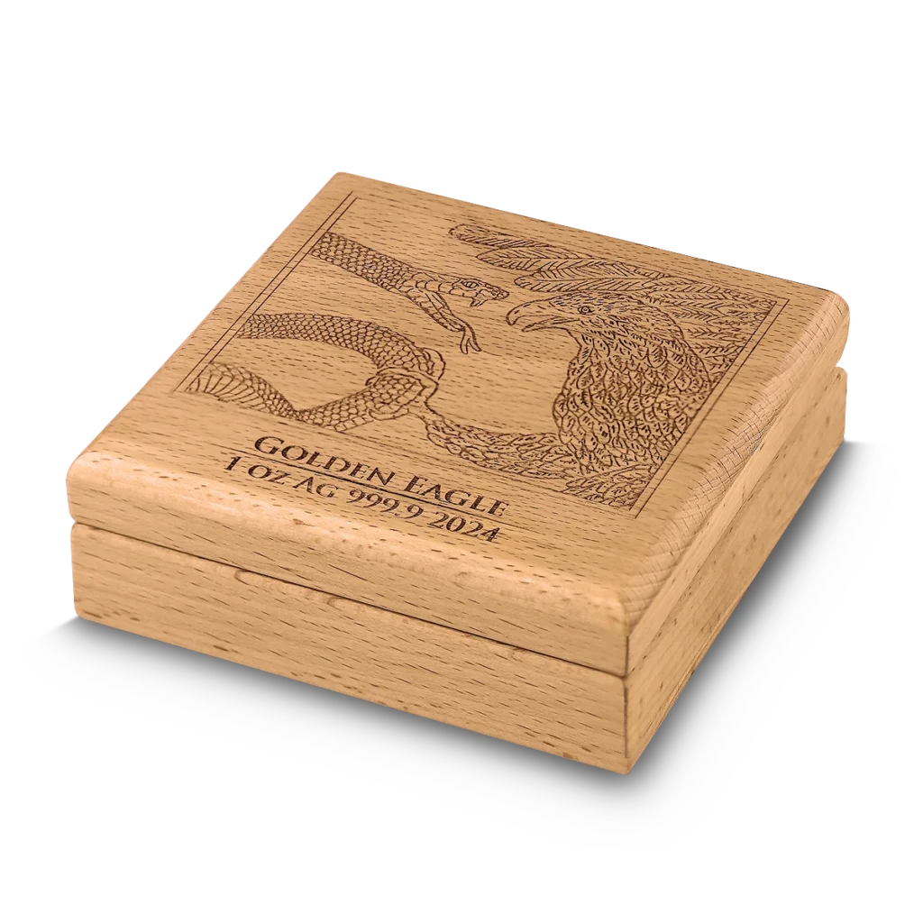 Una caja de madera grabada con un águila y una serpiente, etiquetada "Prime Bullion - 2024 Malta Golden Eagle 5 Euro 1 oz Plata BU Edición Limitada", está cerrada y angulada sobre un fondo blanco.