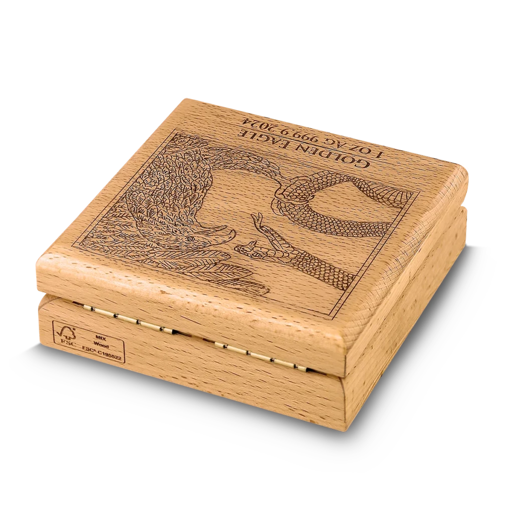 Caja cerrada de madera de color claro con cierre metálico decorativo, grabado de un dragón en la tapa y "GOLDEN EAGLE 10Z 999.9 2024"-perfecta para exhibir el Prime Bullion 2024 Malta Golden Eagle 5 Euro 1 oz Plata BU Edición Limitada.
