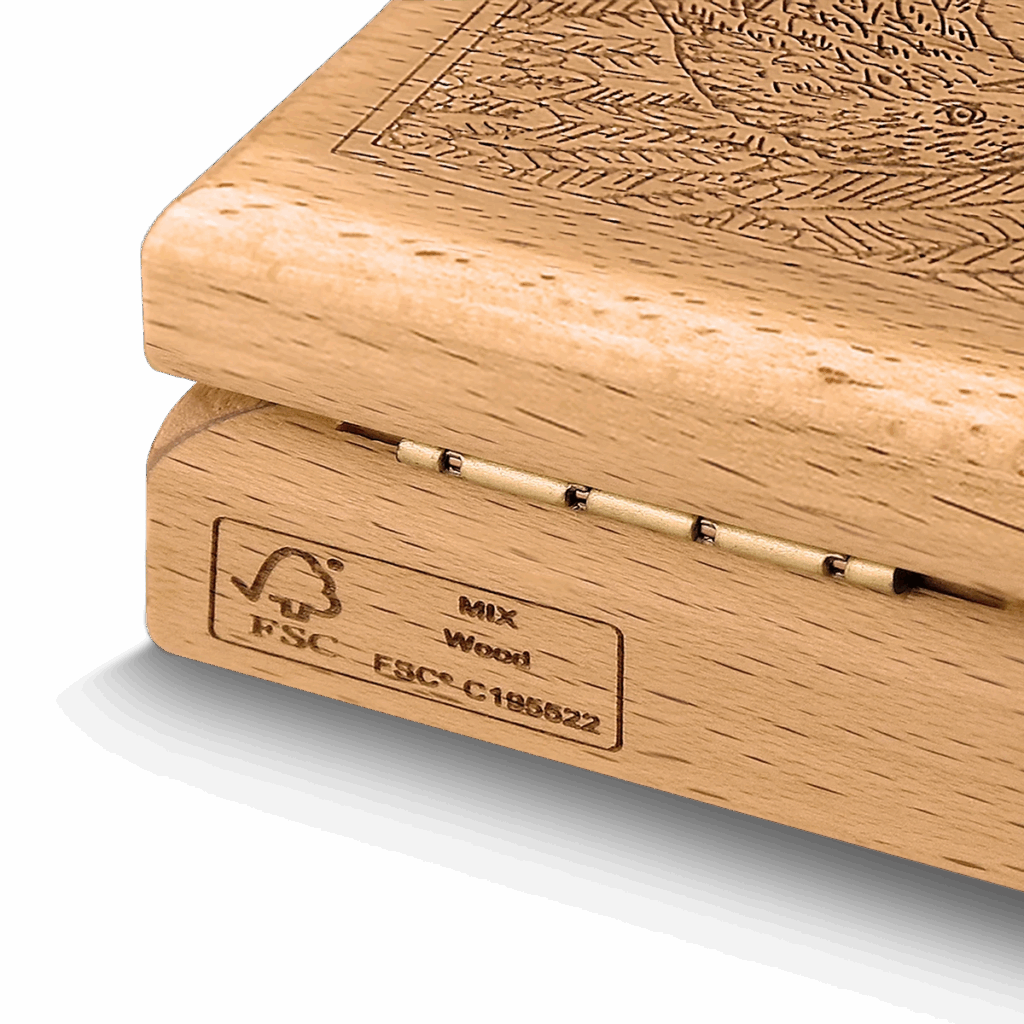 Primo piano del Prime Bullion - 2024 Malta Golden Eagle 5 Euro 1 oz Argento BU Edizione Limitata, presentato in una scatola di legno chiaro con coperchio inciso, cerniera in metallo ed etichetta FSC che indica un legno di provenienza responsabile.