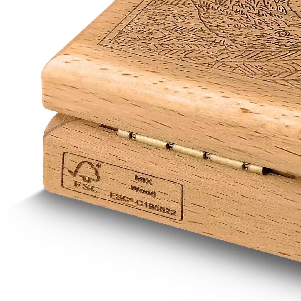 Primer plano de la caja de madera clara Prime Bullion - 2024 Malta Golden Eagle 5 Euro 1 oz Plata BU Edición Limitada que muestra una bisagra de metal, el logotipo de certificación FSC, el grabado "MIX Wood FSC-C185022" y un intrincado patrón grabado en la tapa.