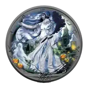 El Halloween USA American Eagle 2024 Noche Fantasma 1 oz Plata BU muestra a una mujer en un vestido blanco caminando a través de un cementerio espeluznante con calabazas brillantes, fantasmas, edificios embrujados, y el año 2024 en la parte inferior.