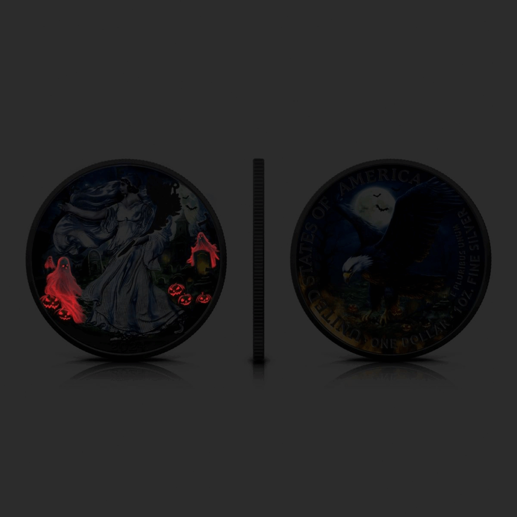 L'Halloween USA American Eagle 2024 Notte Fantasma 1 oz Argento BU presenta due monete luminose: una con fantasmi rossi e zucche, l'altra con un'aquila sotto una luna bianca e luminosa.