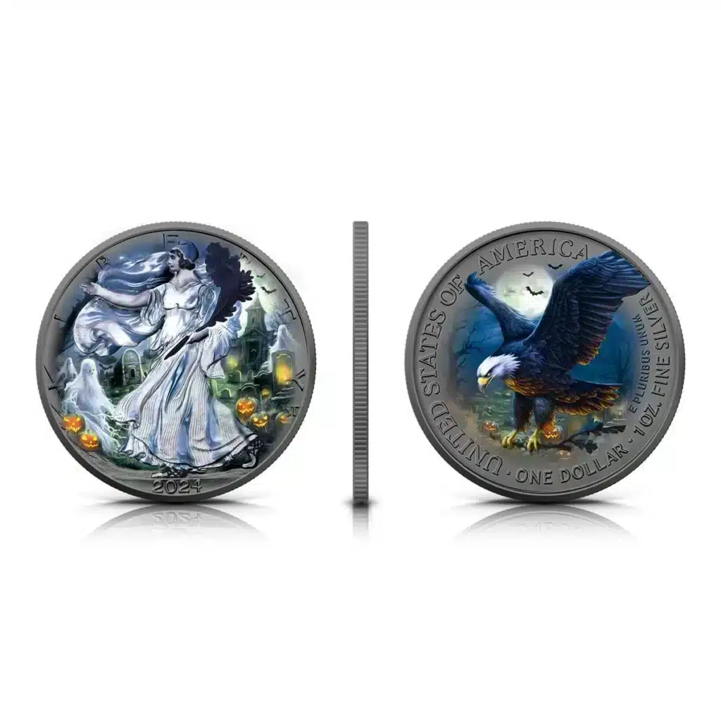 La moneda Halloween USA American Eagle 2024 Noche Fantasma 1 oz Plata BU muestra una pareja fantasmal bailando en un cementerio con calabazas y lápidas en una cara, y un águila calva volando sobre una luna llena en la otra. También se muestra el canto de la moneda.