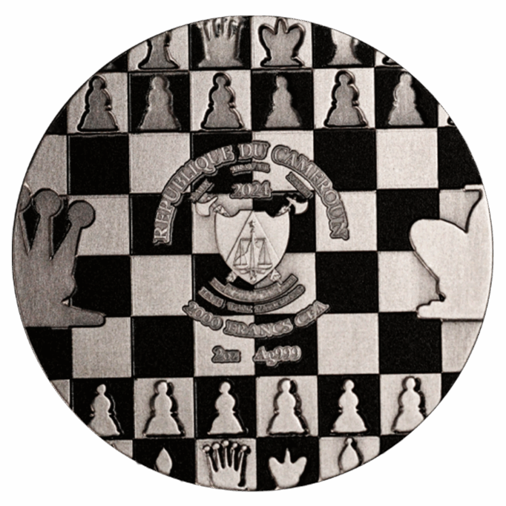 La moneta Camerun 2024 Scacchi Internazionali 2 oz Argento Finitura Vintage è rotonda e d'argento, con una scacchiera con pezzi degli scacchi, "Republique du Cameroun", "2022", "2000 Francs CFA" e lo stemma del paese al centro.