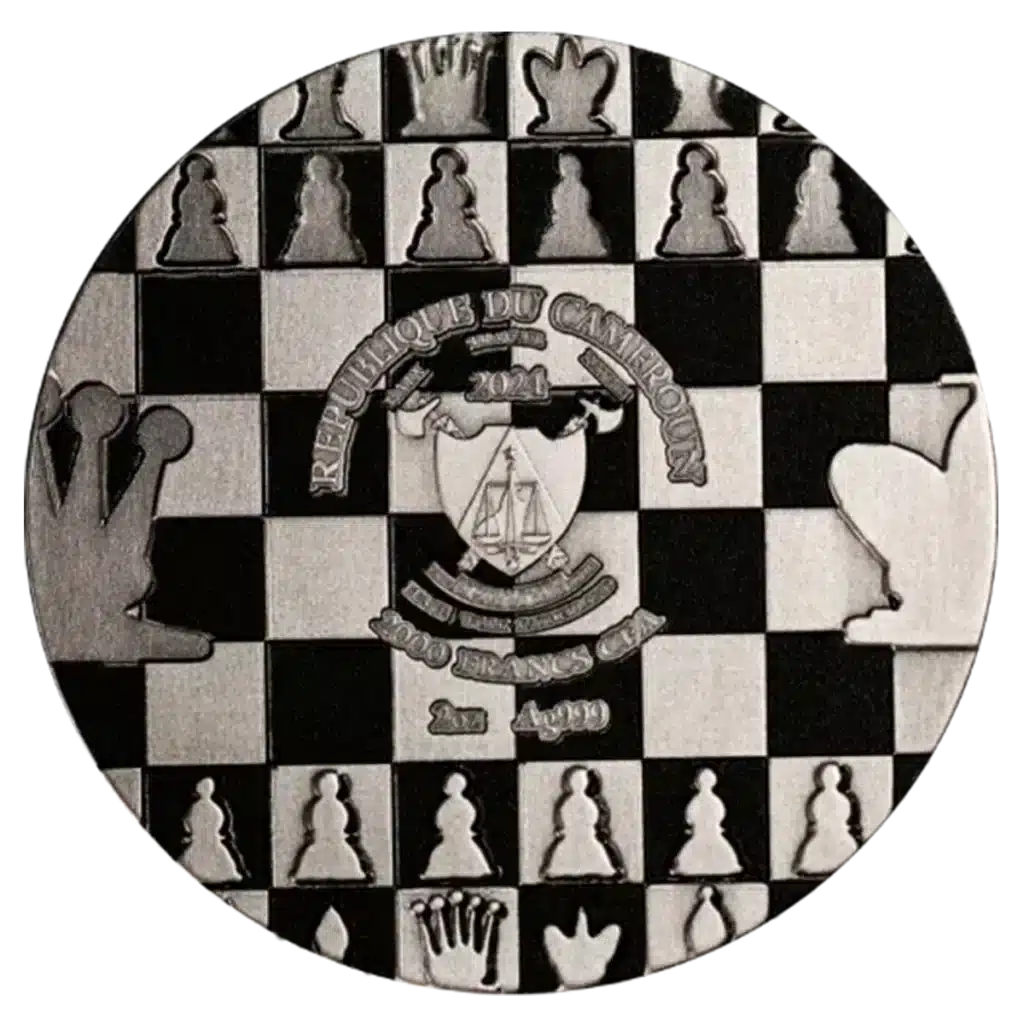 La moneda Camerún 2024 Ajedrez Internacional 2 oz Plata Acabado Antiguo muestra un tablero de ajedrez con piezas, la inscripción "Republique du Cameroun 2024, 2000 Francs CFA" y un emblema central con una balanza y un escudo.