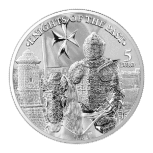 Il 2023 Cavalieri del Passato 5 Euro 1 oz Argento Fior di Conio presenta un cavaliere in armatura ornata a cavallo, lo sfondo di un edificio medievale, la scritta "KNIGHTS OF THE PAST" e una croce maltese in alto.