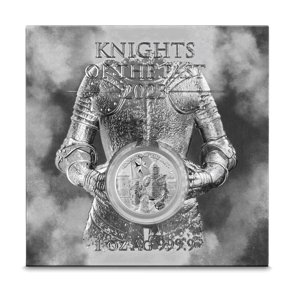 La moneta Cavalieri del Passato 2023 da 5 Euro 1 oz Argento Fior di Conio, raffigurante un cavaliere medievale, è mostrata davanti a una figura armata con il testo sopra: "Cavalieri del Passato 2023" e sotto: "1 OZ AG 999.9.