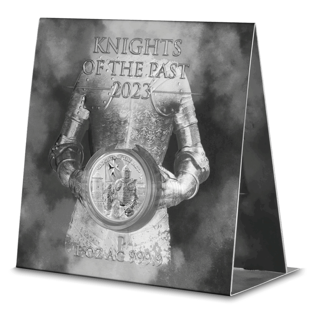 Un espositore mostra un cavaliere medievale in armatura con una moneta d'argento. Sopra è scritto "2023 Cavalieri del Passato" e sotto "5 Euro 1 oz Argento Fior di Conio", il tutto su uno sfondo fumoso e drammatico.