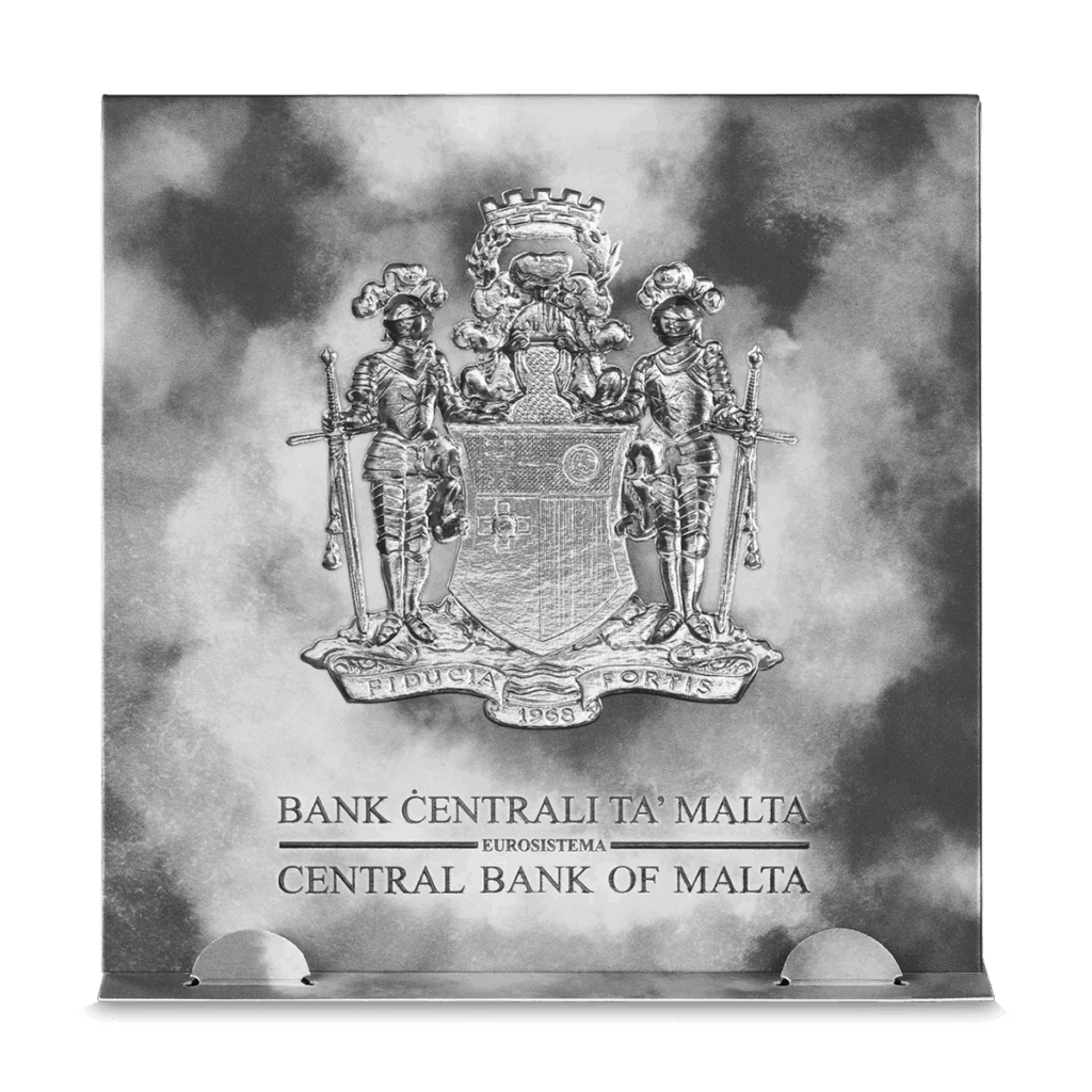Il 2023 Cavalieri del Passato 5 Euro 1 oz Argento Fior di Conio presenta lo stemma di Malta con due figure corazzate che fiancheggiano lo scudo e una corona con leone sopra, oltre al testo: Bank Ċentrali ta' Malta Eurosistema Central Bank of Malta.