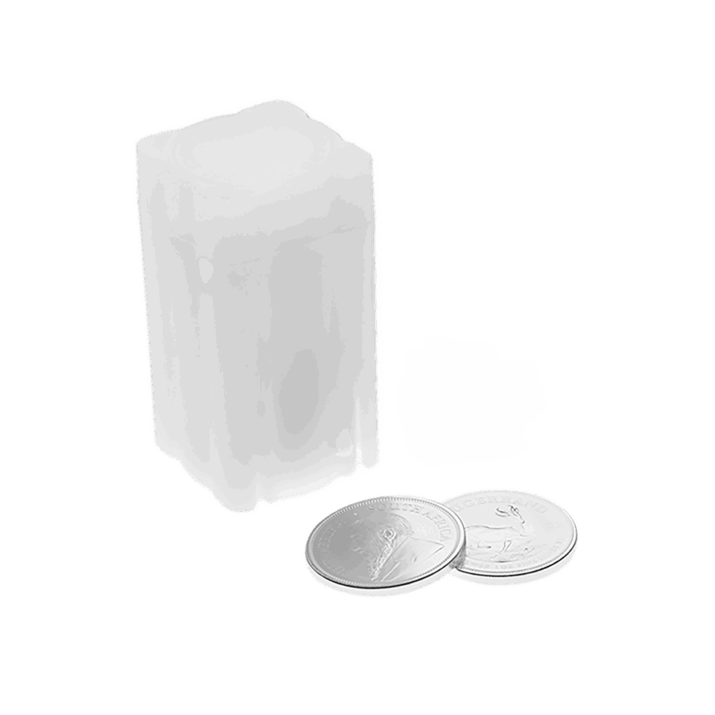 Due monete Krugerrand d'argento sono adagiate su una superficie bianca accanto a un tubo verticale di plastica bianca traslucida progettato per conservare più monete.