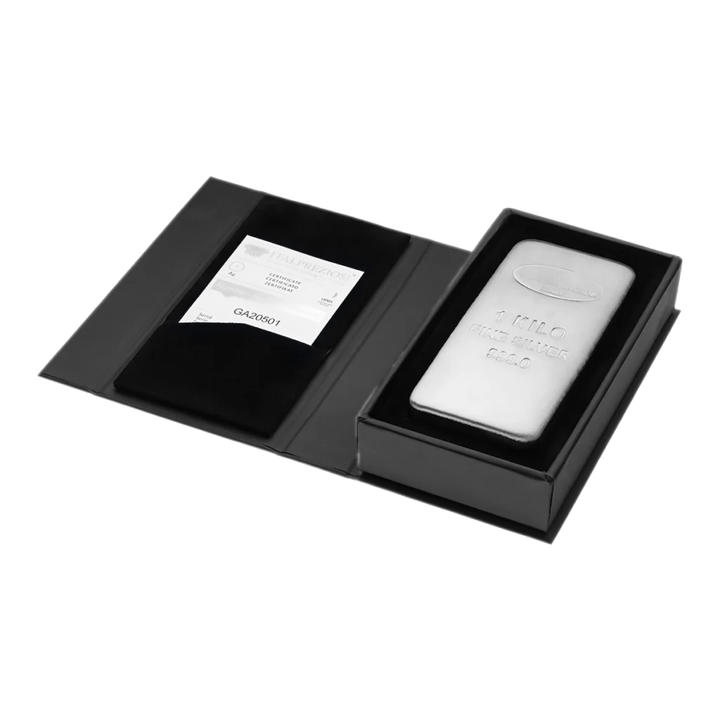 La Barra de Plata de 1 Kg se exhibe en una caja de presentación negra abierta junto a su certificado de autenticidad.