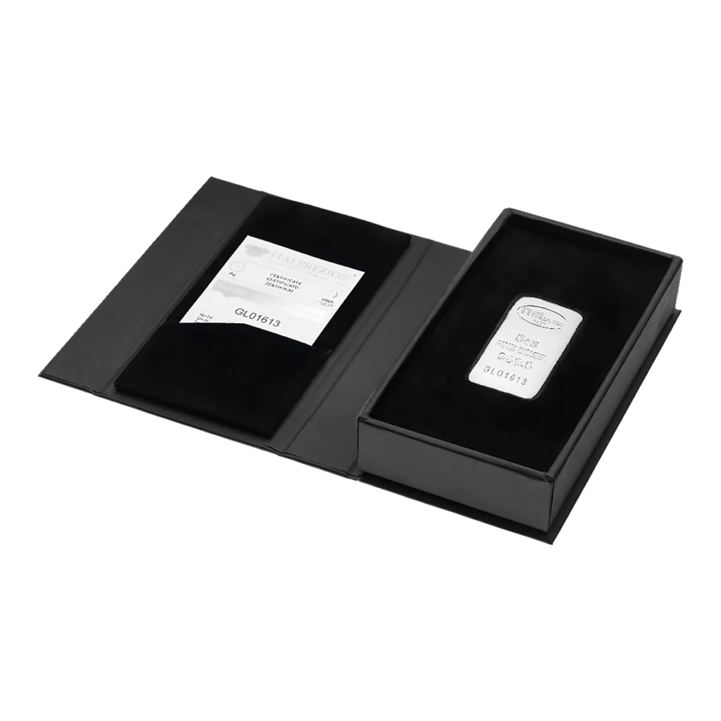 La Barra de plata de 5 oz se presenta en una elegante caja negra abierta, con la barra y su certificado de autenticidad en compartimentos separados.